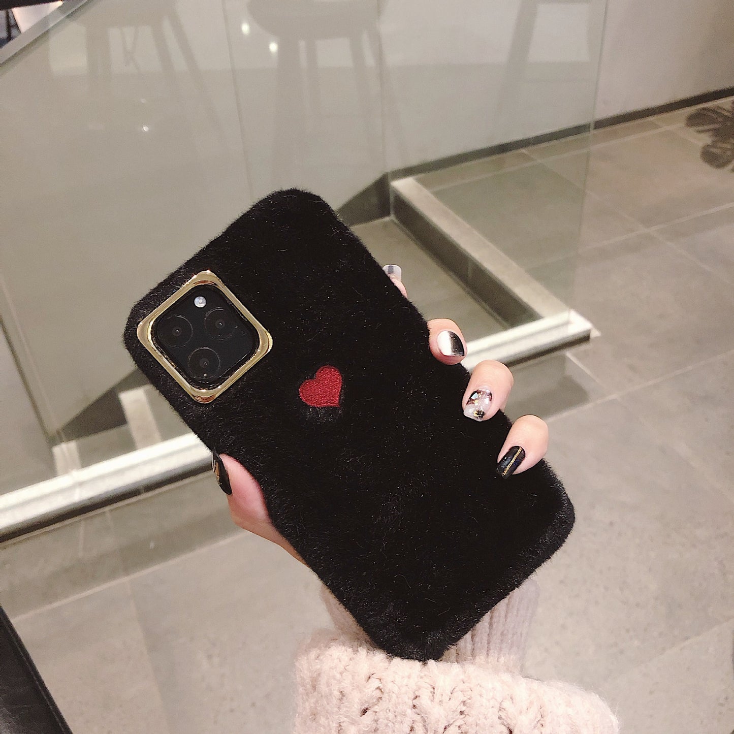 Autumn and winter iPhone14 small love warm plush phone case Apple 13 goddess hand warm protective case