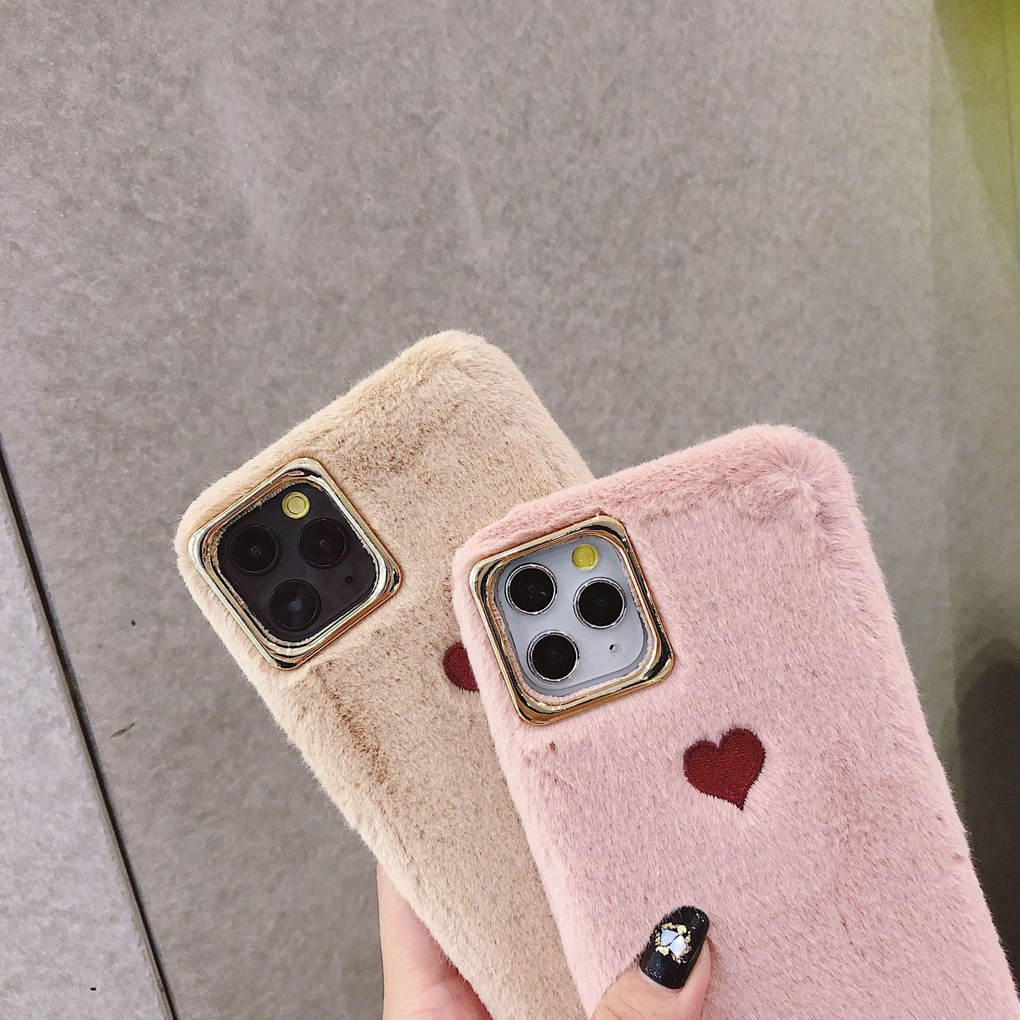 Autumn and winter iPhone14 small love warm plush phone case Apple 13 goddess hand warm protective case